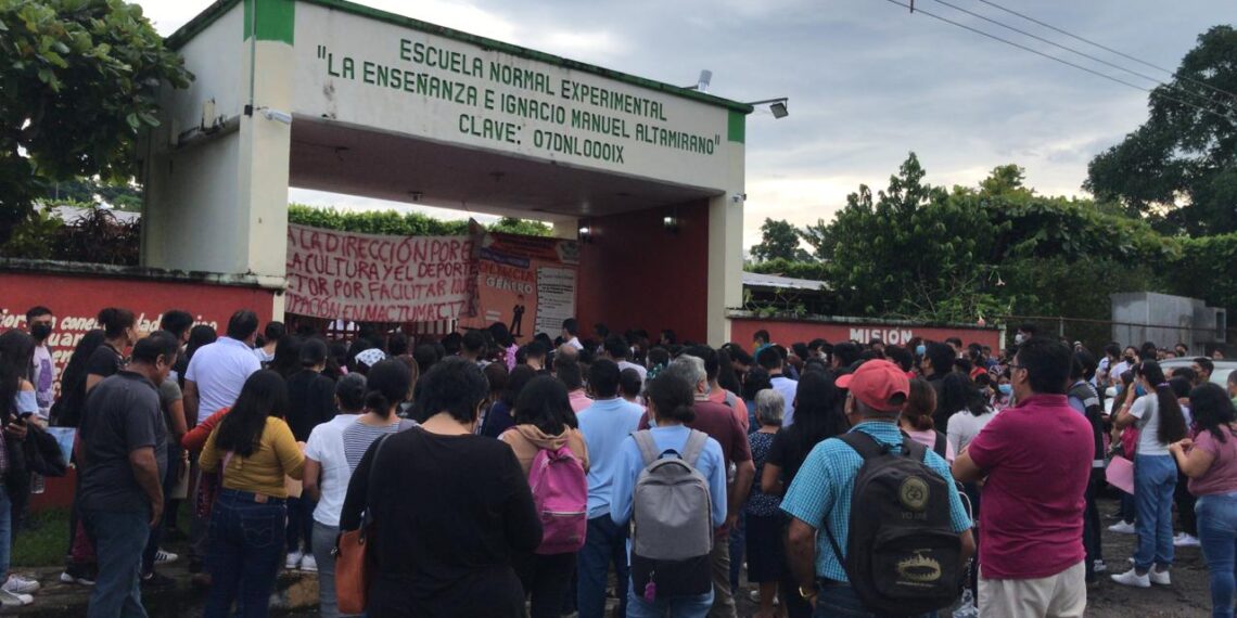 246 alumnos compiten para ingresar a la escuela normal de Tuxtla Chico.