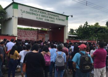246 alumnos compiten para ingresar a la escuela normal de Tuxtla Chico.
