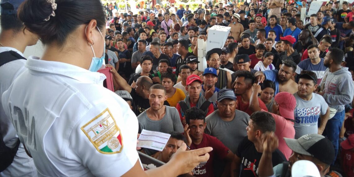 Entregan formas migratorias a migrantes que salieron en caravana .