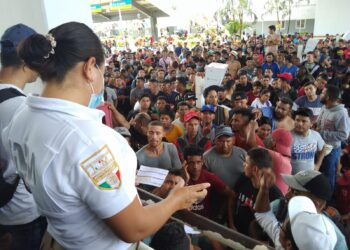 Entregan formas migratorias a migrantes que salieron en caravana .