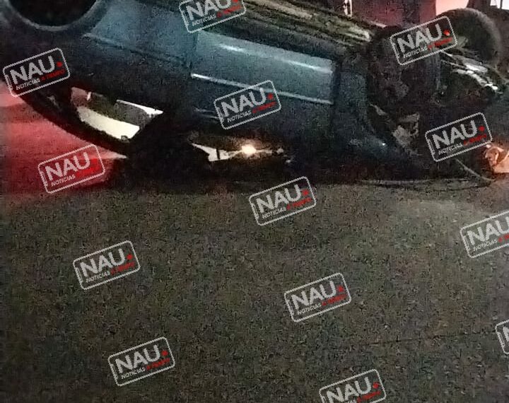 Vehículo vuelca al chocar con dos autos estacionados.