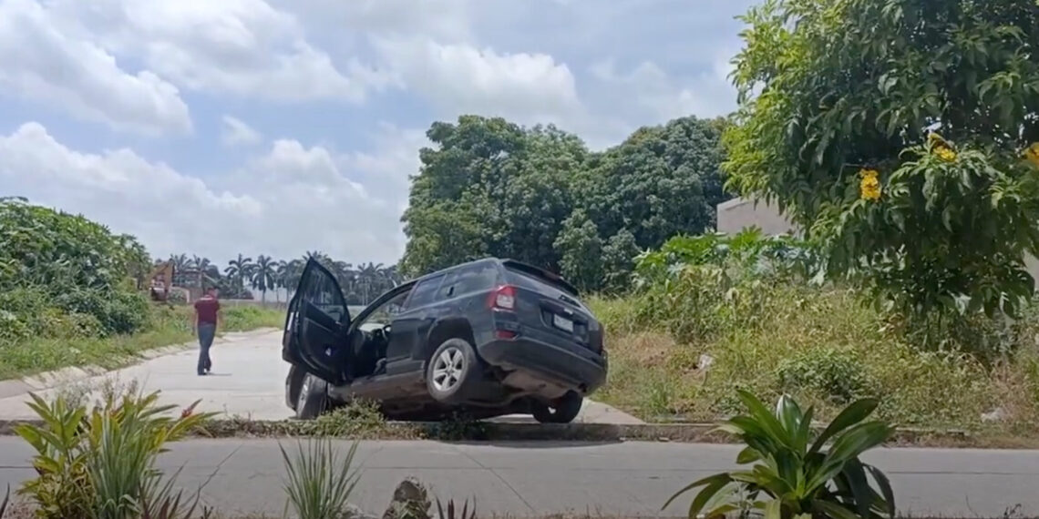 Quedó atorado en la guarnición del bulevard Argentina en Fracc. Buenos Aires
