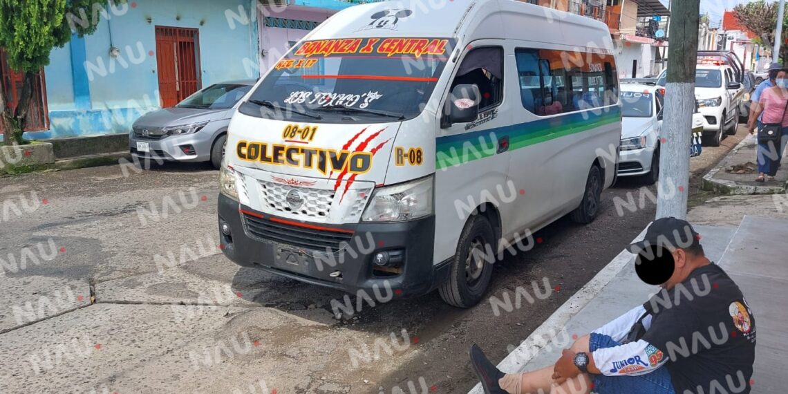 Repartidor de mandaditos embestido por colectiva