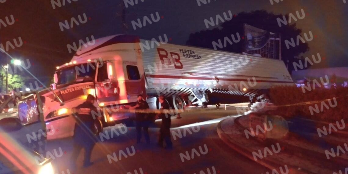 Tráiler se sube a la fuente Atzacua