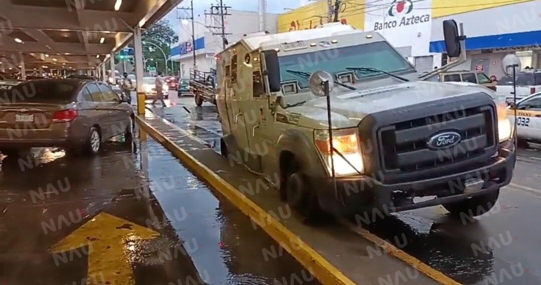 Vehículo de transporte de valores cae en un registro sin tapa