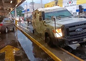 Vehículo de transporte de valores cae en un registro sin tapa