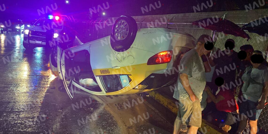 Vuelca otro taxi en Camino a la Pita