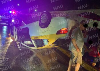 Vuelca otro taxi en Camino a la Pita