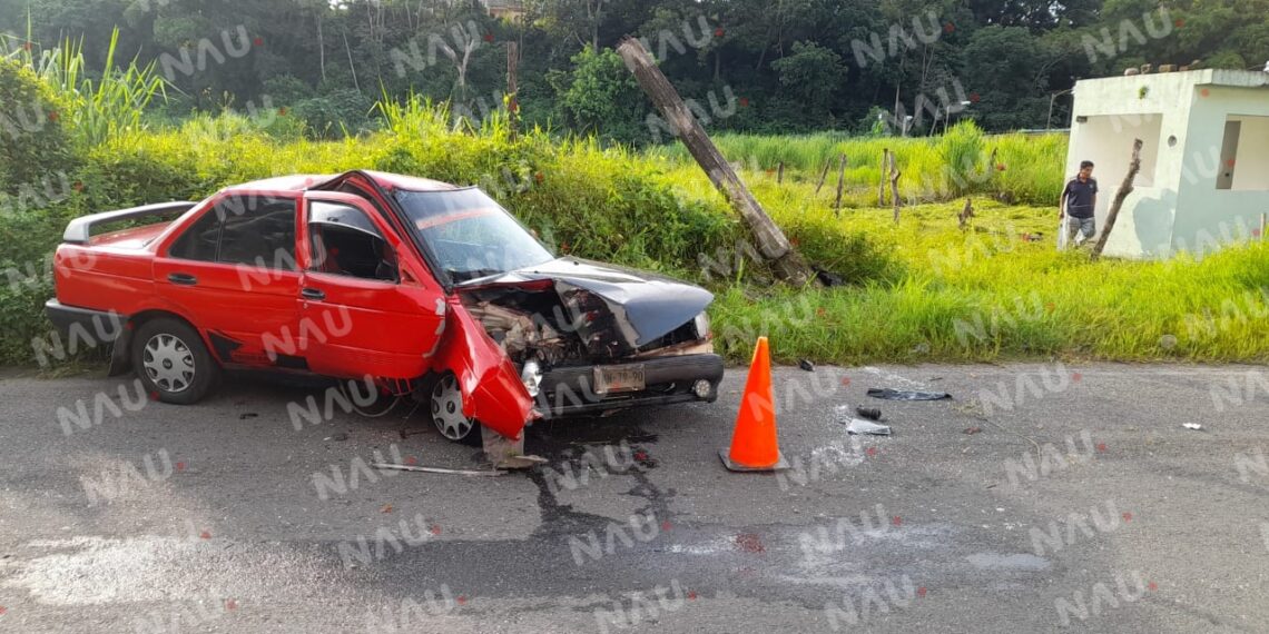 Abandonan vehículo después de chocar