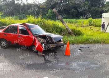 Abandonan vehículo después de chocar