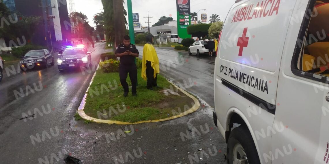 Taxi se da a la fuga tras hacer corte de circulación