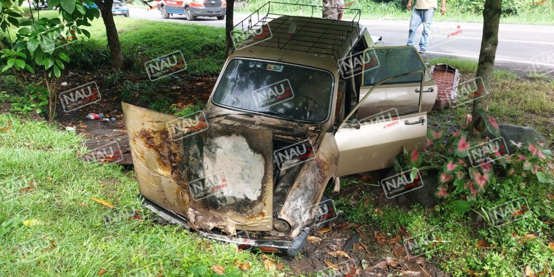 Se incendia vehículo al salirse de la carretera