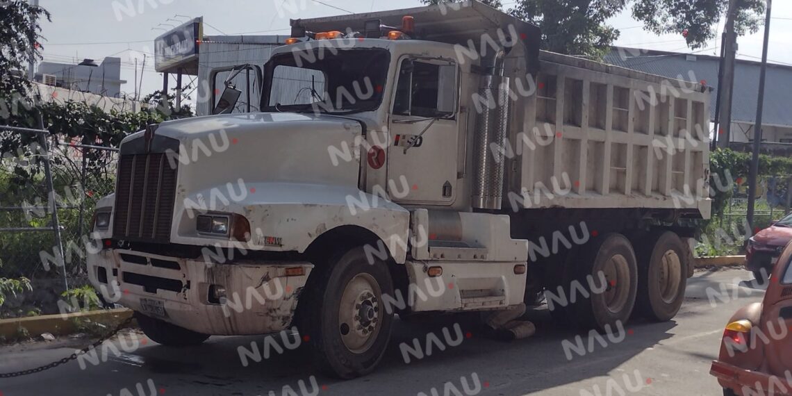 Vuelca camión de volteo en Camino a la Pita