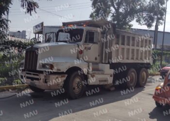 Vuelca camión de volteo en Camino a la Pita