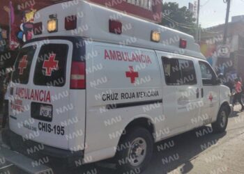 Atienden Paramédicos de Cruz Roja a una persona que cayó de una escalera