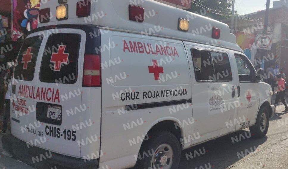 Atienden Paramédicos de Cruz Roja a una persona que cayó de una escalera