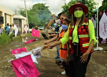 ROSY URBINA DA BANDERAZO DE INICIO DE OBRA DE RED DE ALCANTARILLADO SANITARIO EN COLONIA LAS PALMERAS