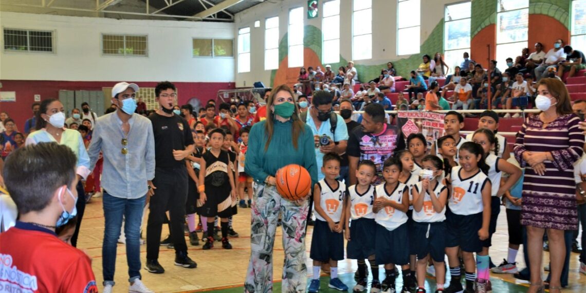 INAUGURA ROSY URBINA TORNEO DE LA LIGA MUNICIPAL INFANTIL DE BASQUETBOL