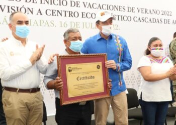 Beneficia Rutilio Escandón con escrituras públicas a 131 familias de la colonia Agua Azul, de Tumbalá