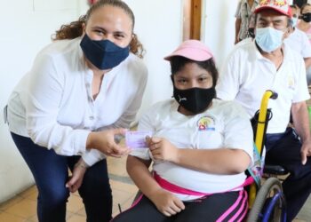SDIF TAPACHULA ENTREGA CREDENCIALES A PERSONAS CON DISCAPACIDAD