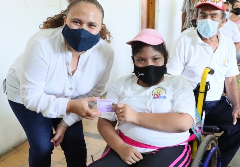 SDIF TAPACHULA ENTREGA CREDENCIALES A PERSONAS CON DISCAPACIDAD