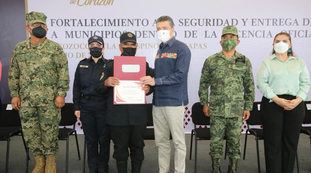 Entrega Rutilio Escandón reconocimientos, certificados, uniformes y armamento a policías