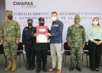 Entrega Rutilio Escandón reconocimientos, certificados, uniformes y armamento a policías