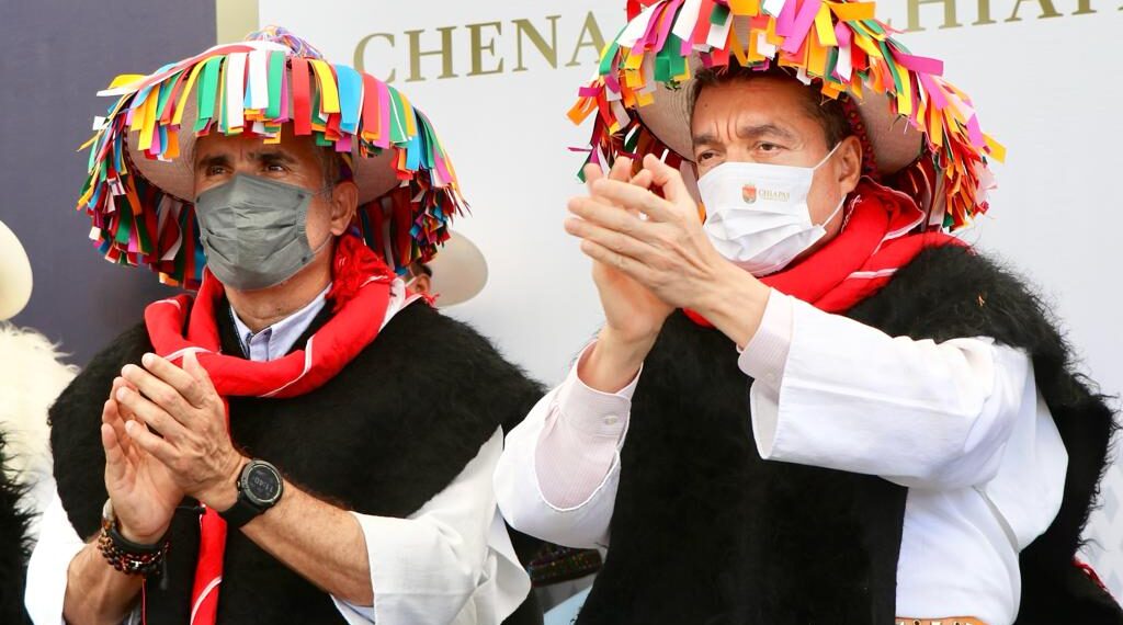 En Chenalhó, Rutilio Escandón entrega obras educativas, calles, ayudas técnicas y lentes