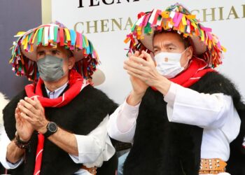 En Chenalhó, Rutilio Escandón entrega obras educativas, calles, ayudas técnicas y lentes