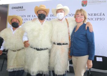 En Chamula, Rutilio Escandón inaugura red de distribución eléctrica en la localidad Majomut