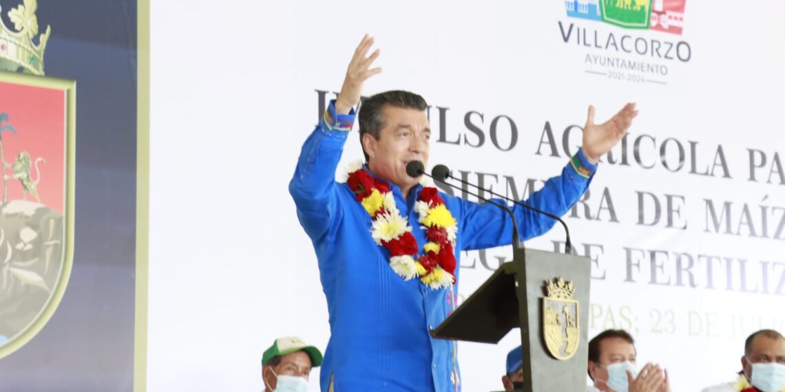 Entrega Rutilio Escandón fertilizantes agrícolas, domo y cancha de usos múltiples en Villa Corzo