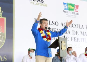Entrega Rutilio Escandón fertilizantes agrícolas, domo y cancha de usos múltiples en Villa Corzo