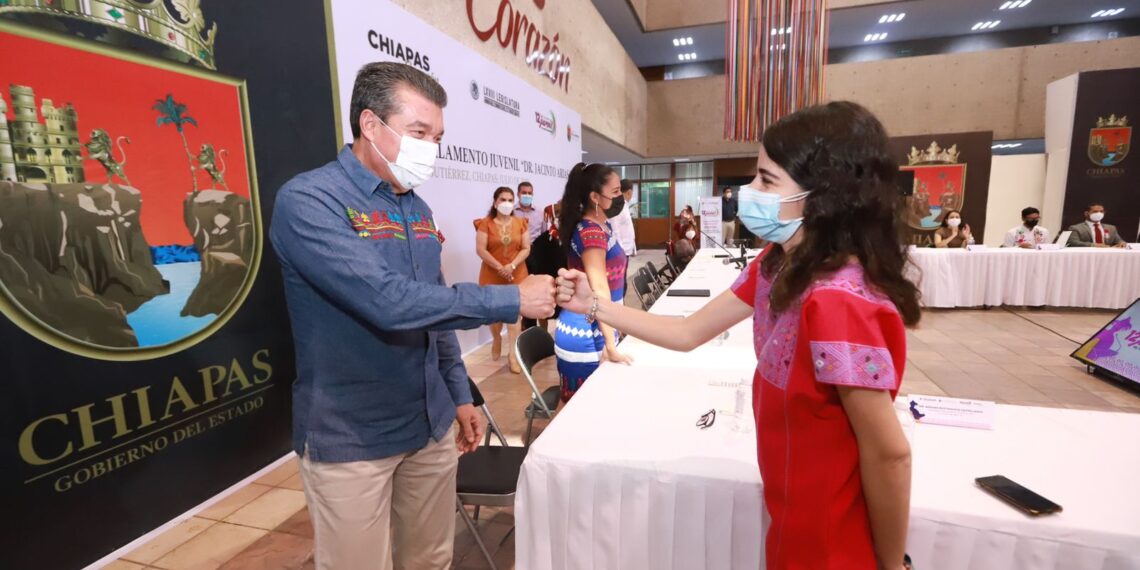 Rutilio Escandón reconoce a integrantes del 12° Parlamento Juvenil Dr. Jacinto Arias Pérez