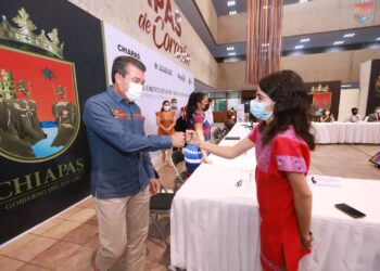 Rutilio Escandón reconoce a integrantes del 12° Parlamento Juvenil Dr. Jacinto Arias Pérez