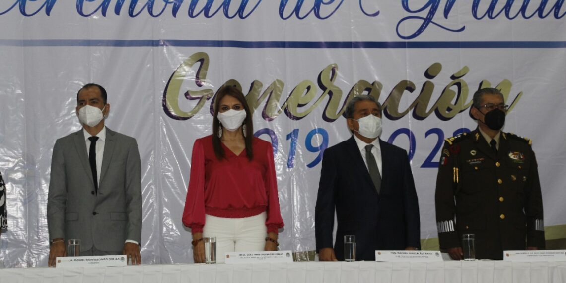 FELICITA ROSY URBINA A ESTUDIANTES EGRESADOS DE LA PREPARATORIA