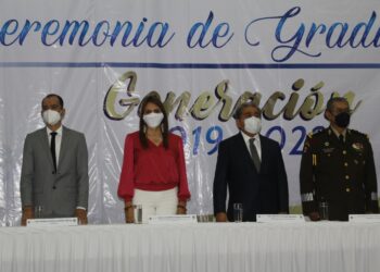 FELICITA ROSY URBINA A ESTUDIANTES EGRESADOS DE LA PREPARATORIA