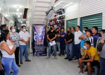 LOCATARIOS DE PLAZA “LAS CHÁCHARAS” RECIBEN PLÁTICAS SOBRE PREVENCIÓN DEL DELITO