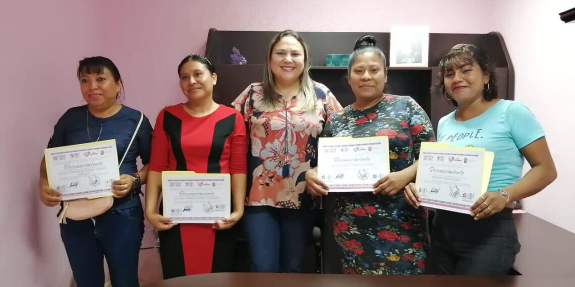 Karla del Toro entrega reconocimientos a Comités de “Barriguita Llena Corazón Contento de Regreso a Casa”