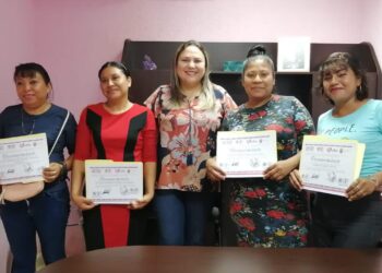 Karla del Toro entrega reconocimientos a Comités de “Barriguita Llena Corazón Contento de Regreso a Casa”