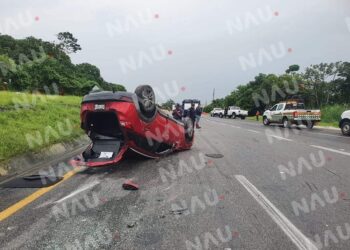 Automóvilista termina volcado sobre la curva del diablo