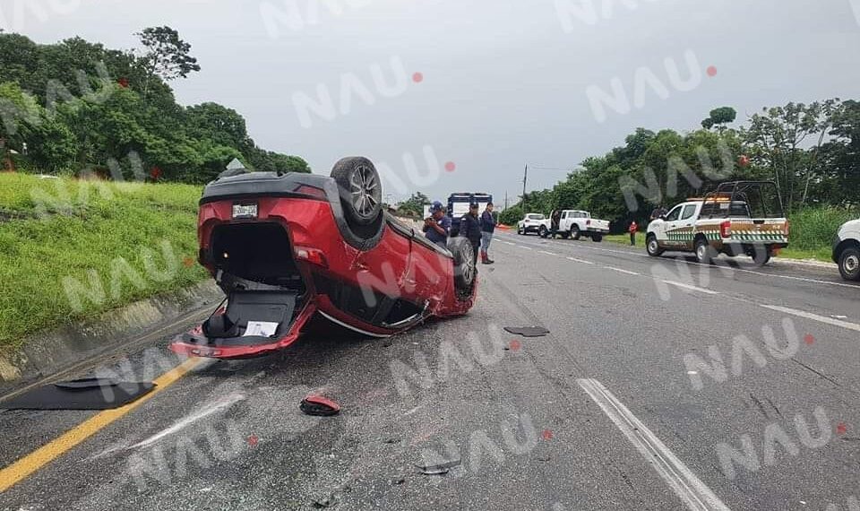 Automóvilista termina volcado sobre la curva del diablo