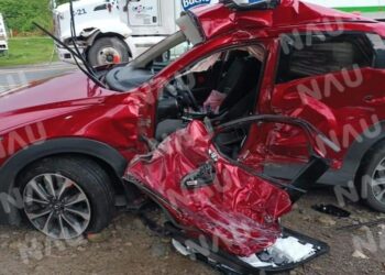 Aparatoso accidente entre tráiler y lujosa camioneta