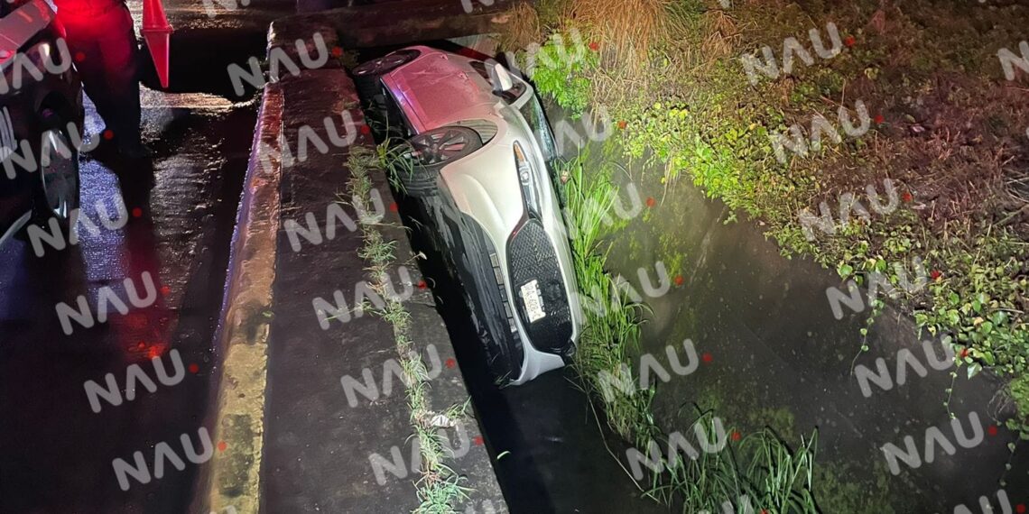 Cae vehículo en el dren pluvial del par vial