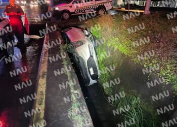 Cae vehículo en el dren pluvial del par vial