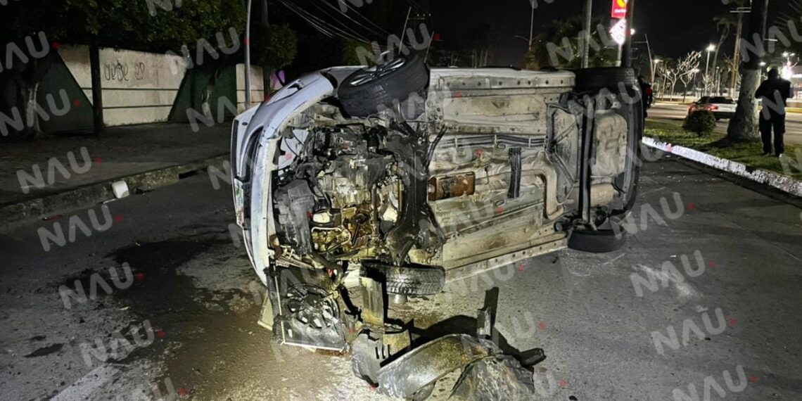 Abandonan vehículo al volcarse frente al ITT