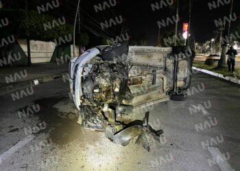 Abandonan vehículo al volcarse frente al ITT