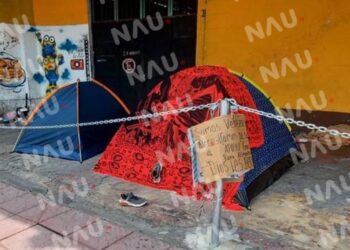 Familia de migrantes vive en situación de calle y se niega a recibir apoyo.