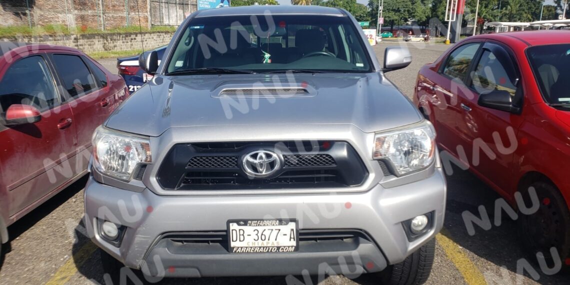 Levantan vehículo abandonado en un estacionamiento