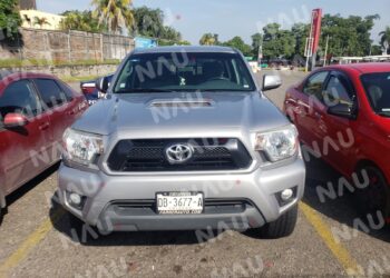 Levantan vehículo abandonado en un estacionamiento