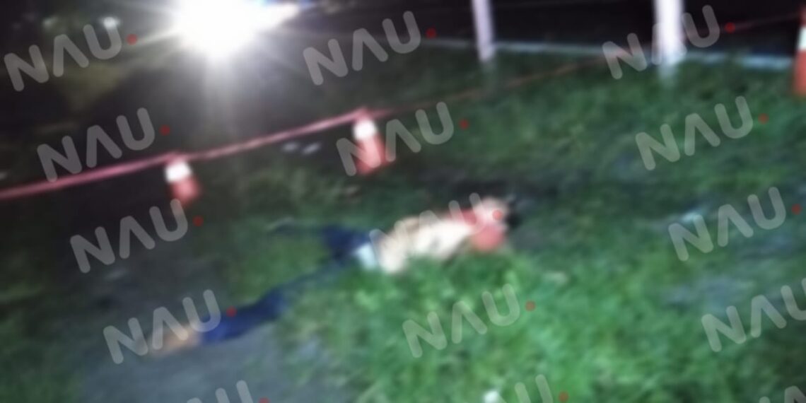 Muere una persona al chocar motocicleta y un taxi